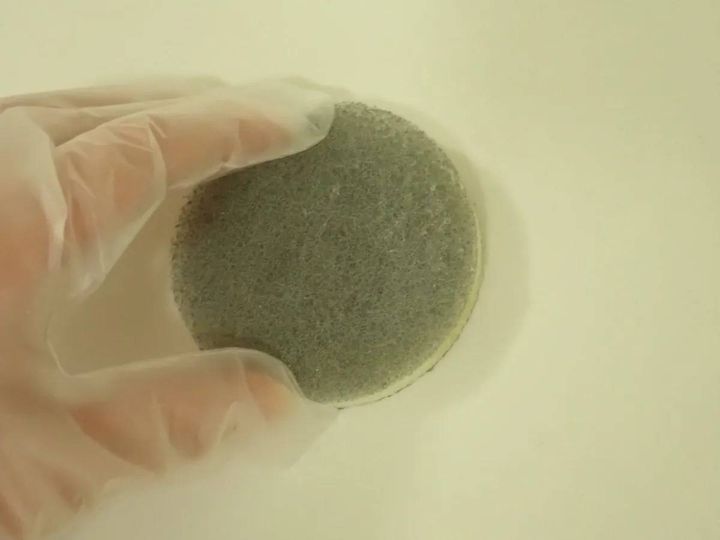 DAISO(ダイソー)：洗面台洗いスポンジ(フック付)