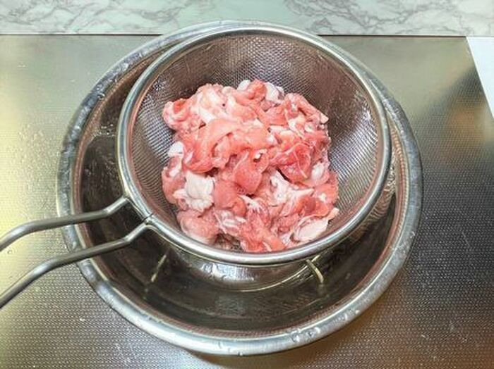 冷凍肉を今すぐ使いたい！美味しいまま素早く「解凍」する方法。やってみると格段に違いますよ♪