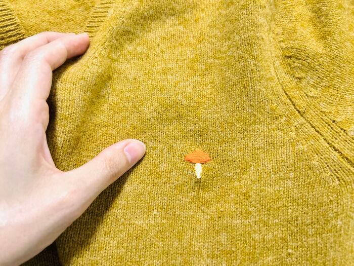 ニットにチクチクするだけで…かわいい「きのこ刺繍」ができちゃった♡フリーハンドで簡単にできますよ！