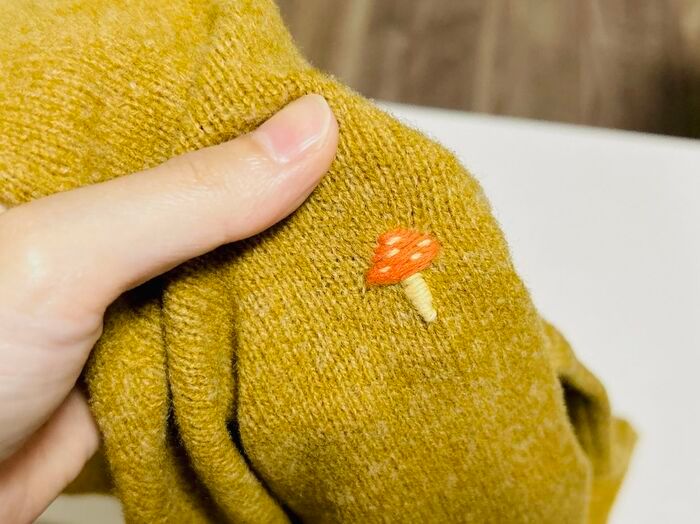 ニットにチクチクするだけで…かわいい「きのこ刺繍」ができちゃった♡フリーハンドで簡単にできますよ！
