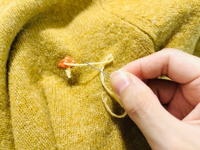 ニットにチクチクするだけで…かわいい「きのこ刺繍」ができちゃった♡フリーハンドで簡単にできますよ！