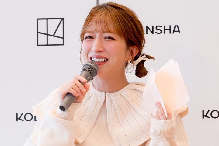 書籍『杉浦家、7人生活スタートです。」発売記念会見に出席した辻希美 クランクイン！ width=