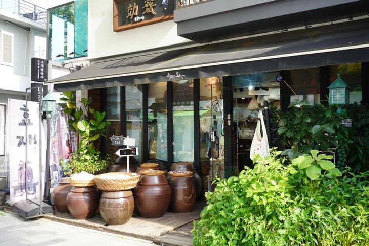 お店があるのは三清洞通りの中心あたり。手刺繍のカバンやハンカチなど、お土産によさそうなものも置いてありました。