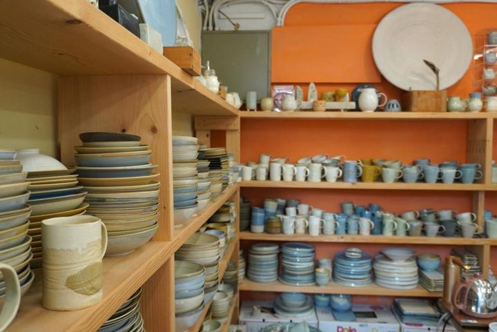 マグカップで3万ウォンほど。大小さまざまな器が整然と並びます。