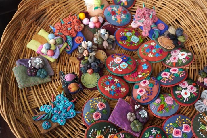 かわいらしいブローチは5000ウォン。手作りならではのぬくもりに魅かれます。