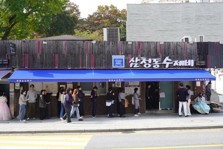 三清洞と言ったら！の超有名店「三清洞スジェビ」はすいとんが名物。ここはいつ訪れても行列です。