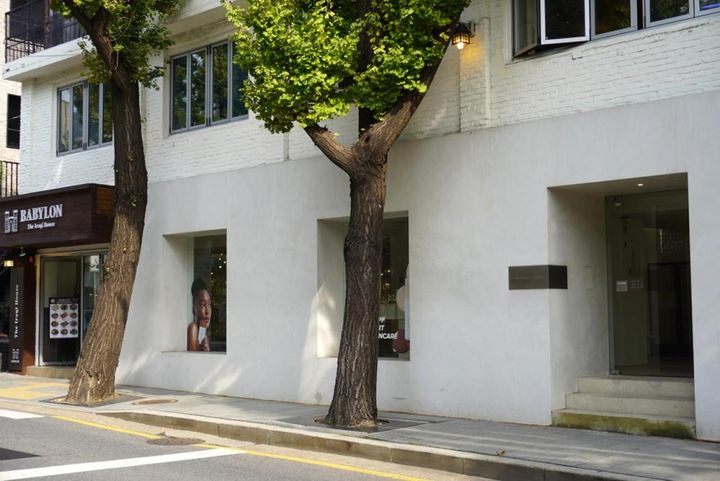 ブランドコンセプトにぴったりの、シンプルで清潔感あふれる外観を目印に。