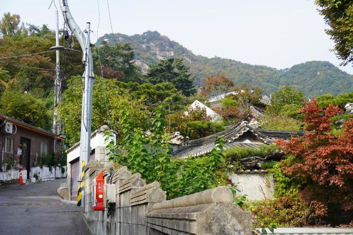 北岳山のほうへ視線を送ると、こんなのどかな風景も。立派な岩山を眺めると韓国にいることを実感します。