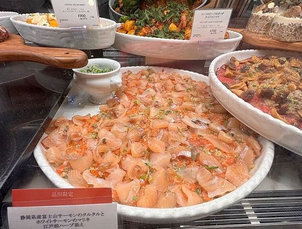 「静岡県産富士山サーモンのタルタルとホワイトサーモンのマリネ 江戸前ハーブ添え」