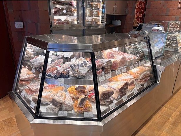 国内外から選りすぐったチーズや切り立ての生ハムなども楽しめる