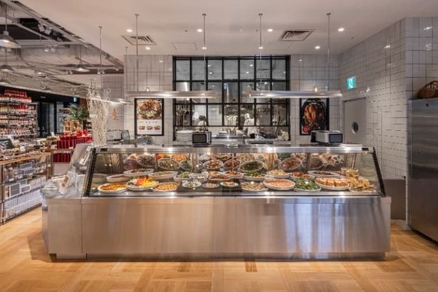 プリペアードフード(デリ惣菜)のコーナー。全国各地から仕入れた旬の食材を丹精込めて調理している