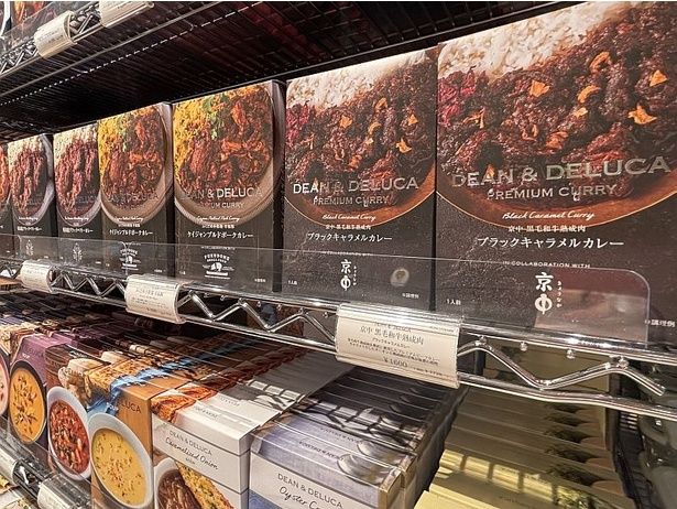 レストランシェフたちと取り組む新シリーズ「CHEF'S CONDIMENTS(シェフズコンディメント）」や、こだわりのプレミアムカレーも置く