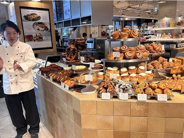 イートインスペースではスイートなアメリカンペイストリーなども楽しめる