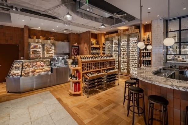 食事と合わせるフードフレンドリーなワインを提案する「THE WINE STORE DEAN ＆ DELUCA」とバーカウンター