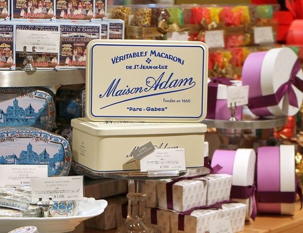 品川店限定の目玉商品は、老舗パティスリーの幻のマカロン「Maison adam マカロン」(8100円/数量限定)。日本ではなかなか手に入らない一品