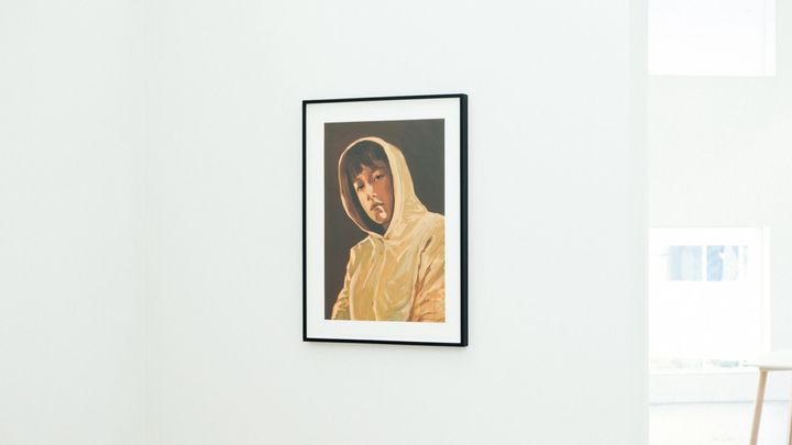 画家 クレア・タブレ《Self‒Portrait with a Hood（Pink）》