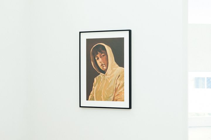 画家 クレア・タブレ《Self‒Portrait with a Hood（Pink）》