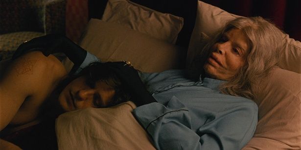 息子を過剰なまでに溺愛するアメリアと、いまだ母と一緒に寝る息子マヌエル(『アメリアの息子たち』) [c]2023 - ARTIFICIAL HUMORS.