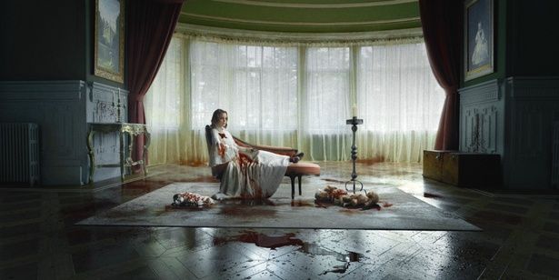 瞑想室の中央に横たわる女性。床に転がっているのは…？(『アメリアの息子たち』) [c]2023 - ARTIFICIAL HUMORS.