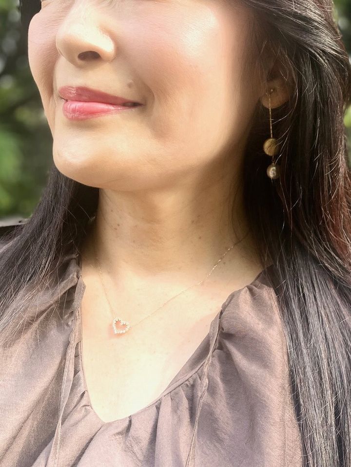 肌なじみが良いアクセサリーをチョイス