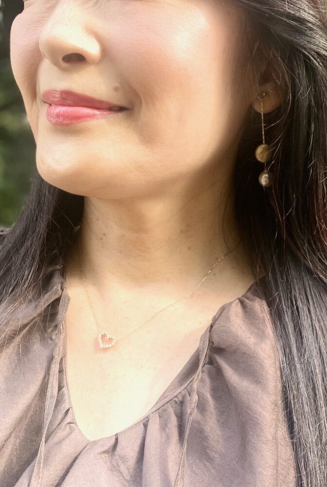 肌なじみが良いアクセサリーをチョイス