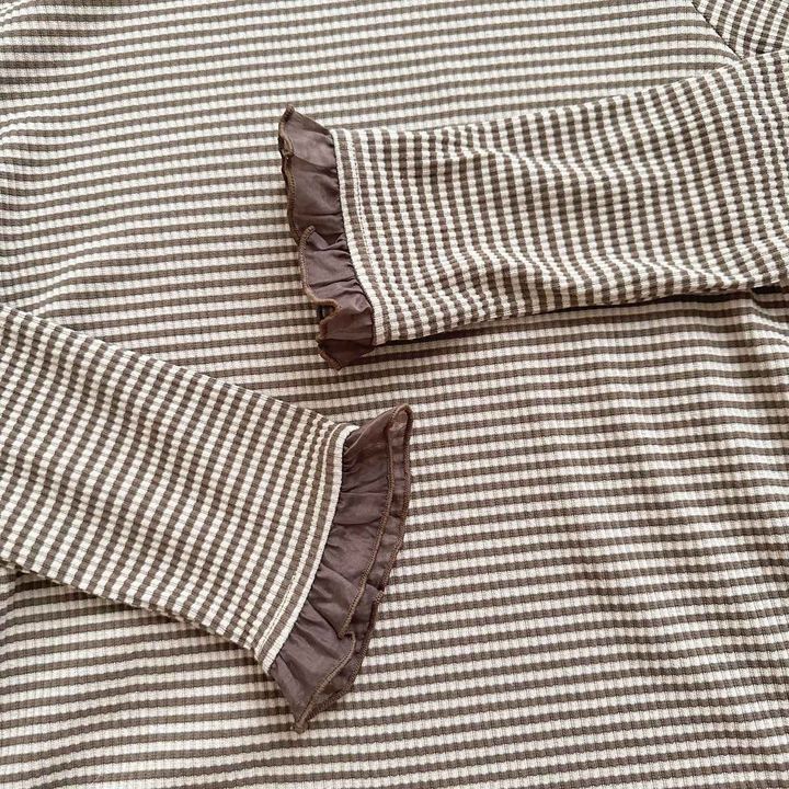 画像: 袖のフリルでさりげなく甘さをプラス