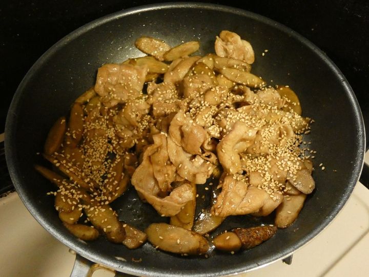 メイン材料2つだけ！「ごぼうと豚バラのごま酢炒め」