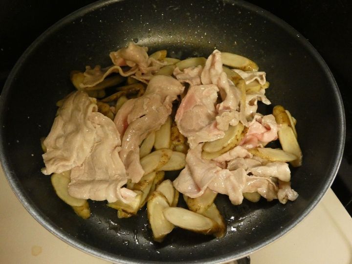 メイン材料2つだけ！「ごぼうと豚バラのごま酢炒め」