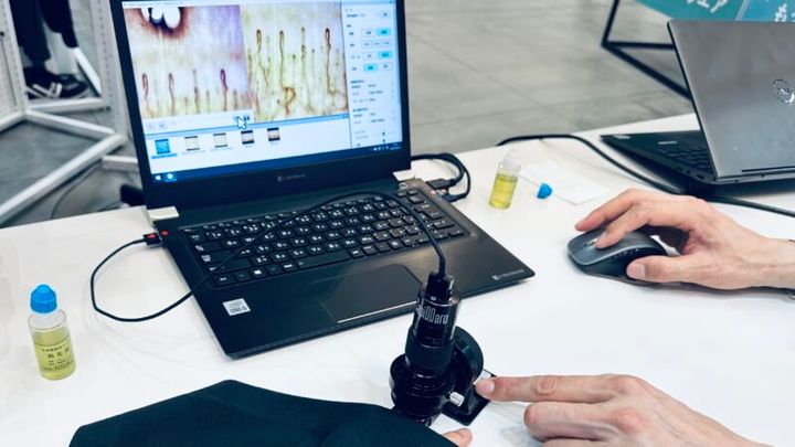 『ワークマン』のリカバリーウェア「メディヒール」に採用されている生地を手に乗せた血流実験画像（血行がよくなる）