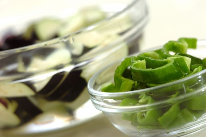 ナスとピーマンの鶏みそ丼の下準備1