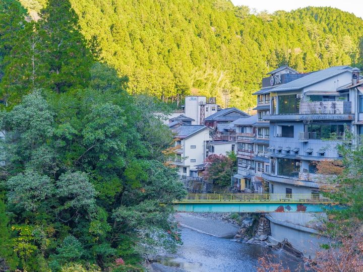 和歌山県・日高川沿いに佇む「日本三美人の湯」の1つ、龍神温泉。高野山とも近く、古くから紀州藩主の別荘地として栄えた歴史ある秘湯は、心身を癒す特別な旅に最適。肌をすべすべにするとろりとした泉質が人気です。