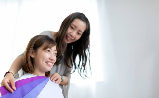 パーソナルカラー診断を受けているイメージ