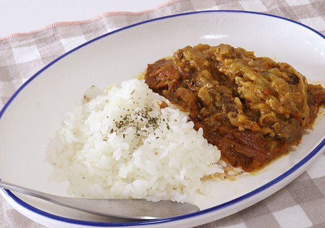 すくいやすいカレー皿（ブルーライン） 盛り付け