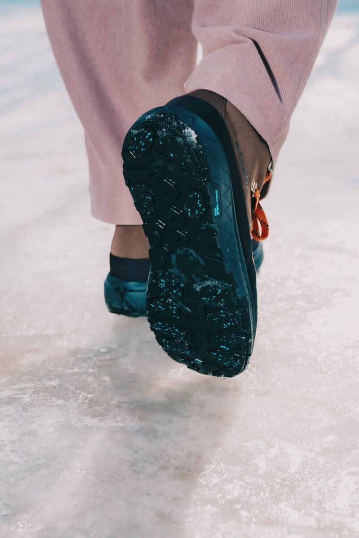 さらに、アウトソールには独自の防滑機能「 OMNI-GRIP ICE」を採用し、氷雪路面で優れたグリップ力を発揮。都市部の凍結した道でも安定した歩行をサポートする。