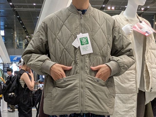 ショート丈のカーキの防風撥水キルティングアジャストブルゾン