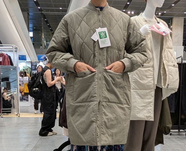 ロング丈のカーキの防風撥水キルティングアジャストブルゾン