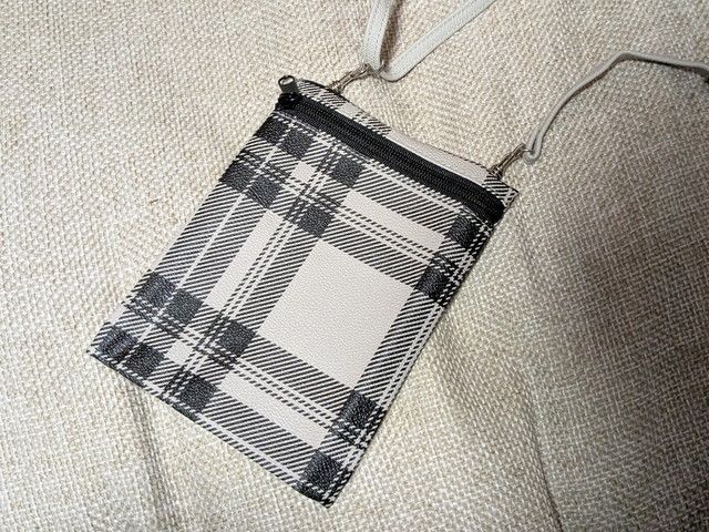 チェック柄ポシェット単体。上部ジップ開閉でショルダーストラップ付き