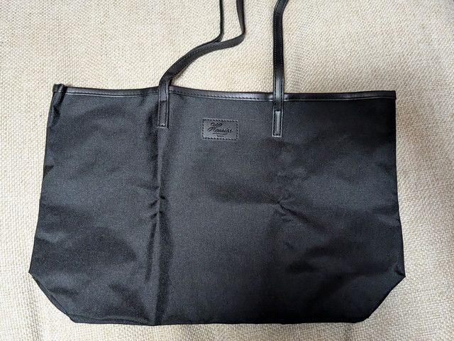 Harriss上品トートの外観。ロゴタグがアクセントのブラックボディ