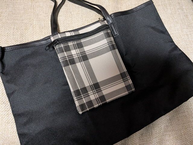 トート前面にポシェットを取り付けたセット使いイメージ