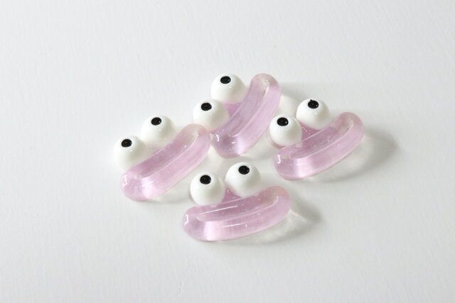 セリアのうるつやなデコパーツ フェイスパーツリップ4P