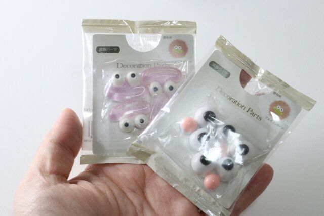 セリアのかわいいデコパーツ フェイスパーツリップ4Pとデコパーツ フェイスパーツ目玉3P