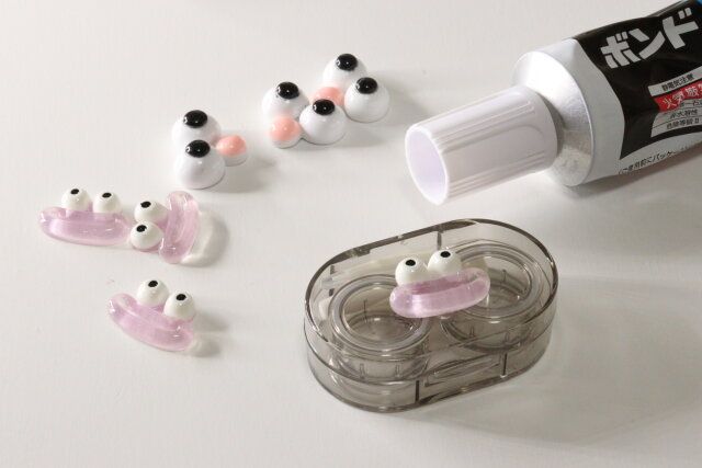 セリアのかわいいデコパーツ フェイスパーツリップ4Pとデコパーツ フェイスパーツ目玉3P