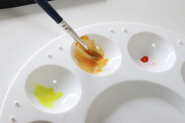 ダイソーの絵の具用パレット 丸型は絵の具皿がたくさんある