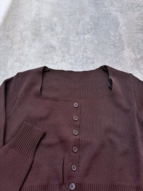 スクエアネックの絶妙な開き具合