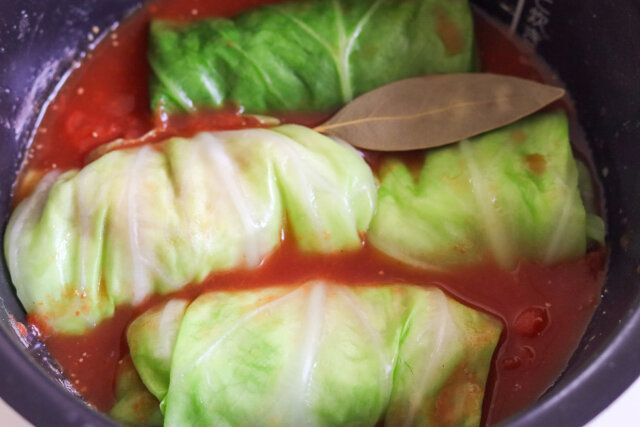 ④の巻き終わりを下にして炊飯器に入れ、ローリエも入れて普通の炊飯モードで炊飯する。