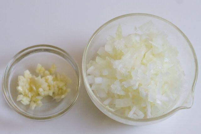 たまねぎ、にんにくはみじん切りにする。