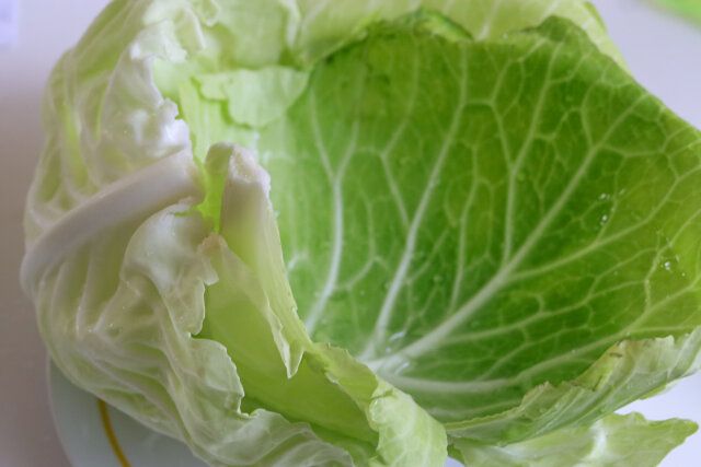 キャベツは耐熱皿にのせてふんわりとラップをし、レンジ600Wで2分加熱する。