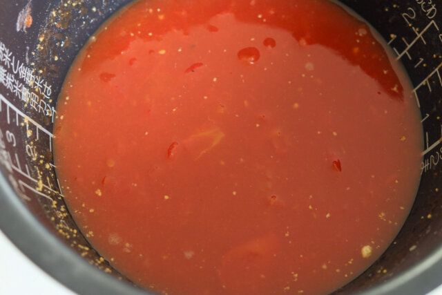 炊飯器の内釜に、カットトマト缶、水、ケチャップ、顆粒コンソメ、オリーブオイル、砂糖、塩を入れて、軽く混ぜ合わせる。
