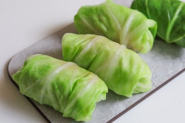 芯の分厚い部分を削ぎ、キャベツで中身が出ないよう包む。