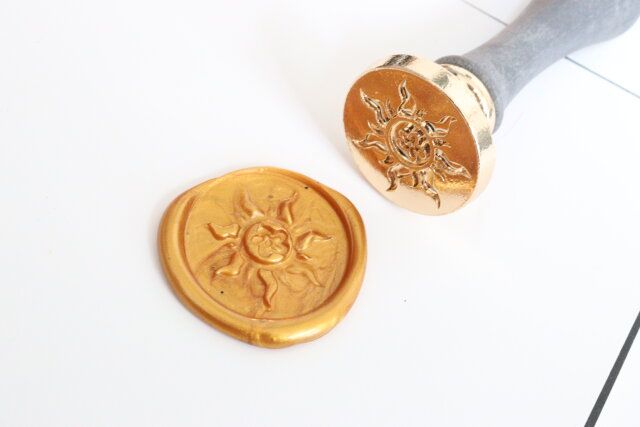 ダイソーのスタンプヘッド、シーリングスタンプ用（塔の上のラプンツェル）でシーリング作り